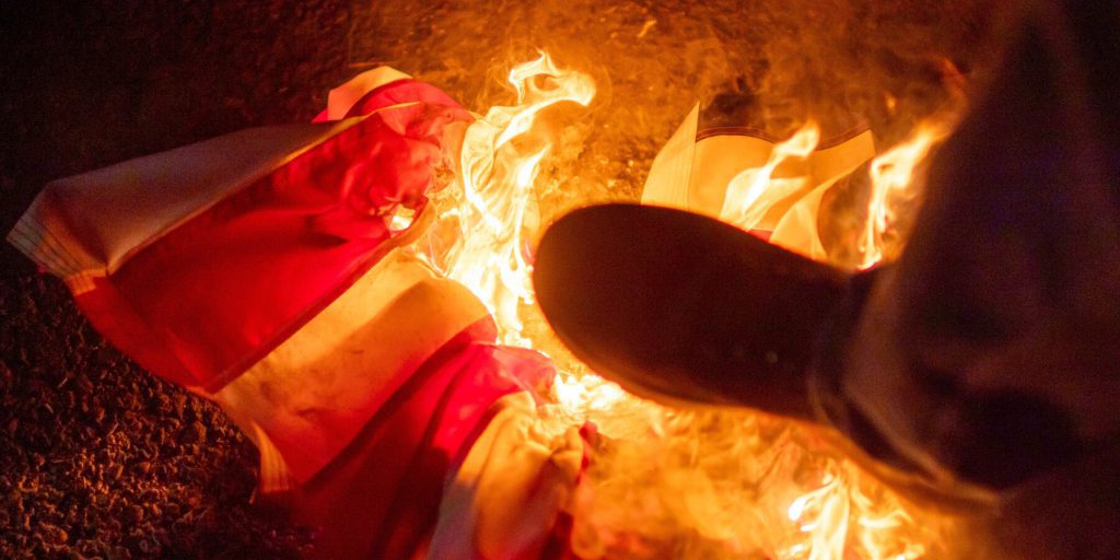 Trump Sostiene Falsamente di Aver Revocato la Libertà di Parola ai Bruciatori di Bandiere Americane