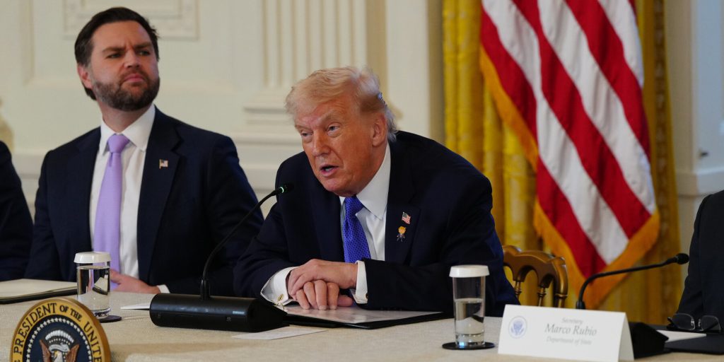 Trump minaccia di intervenire in Groenlandia con la forza