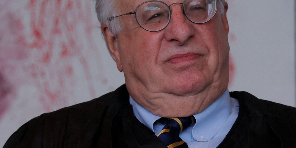 Un Giudice Federale Si Dimette per Difendere la Democrazia contro le Azioni del Presidente Trump