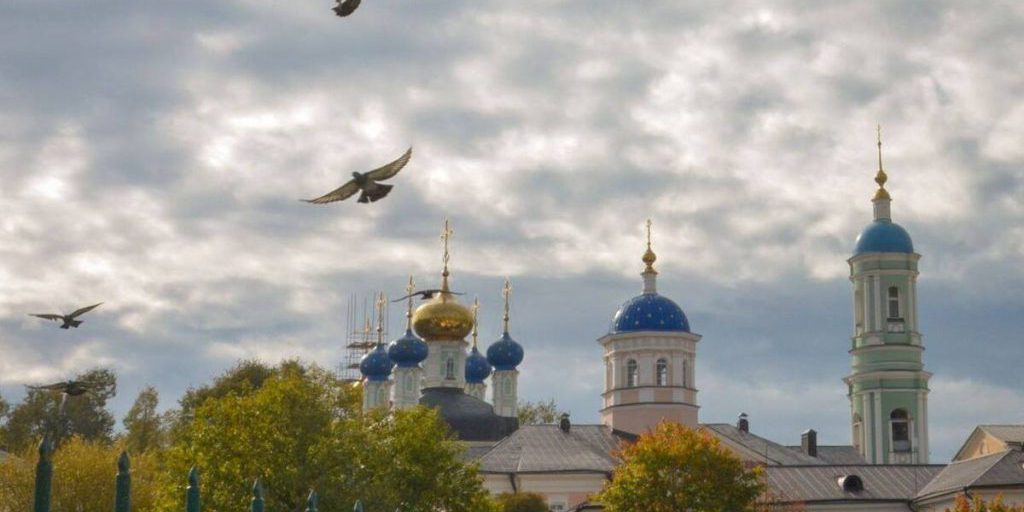 Монахи Оптиной пустыни посетили бойцов на передовой