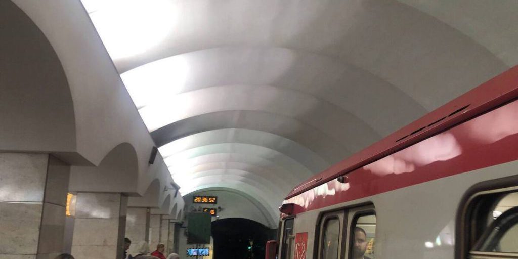 La Metropolitana di San Pietroburgo in Difficoltà: Linea Rossa con Intervalli Aumentati e Vagoni Stracolmi