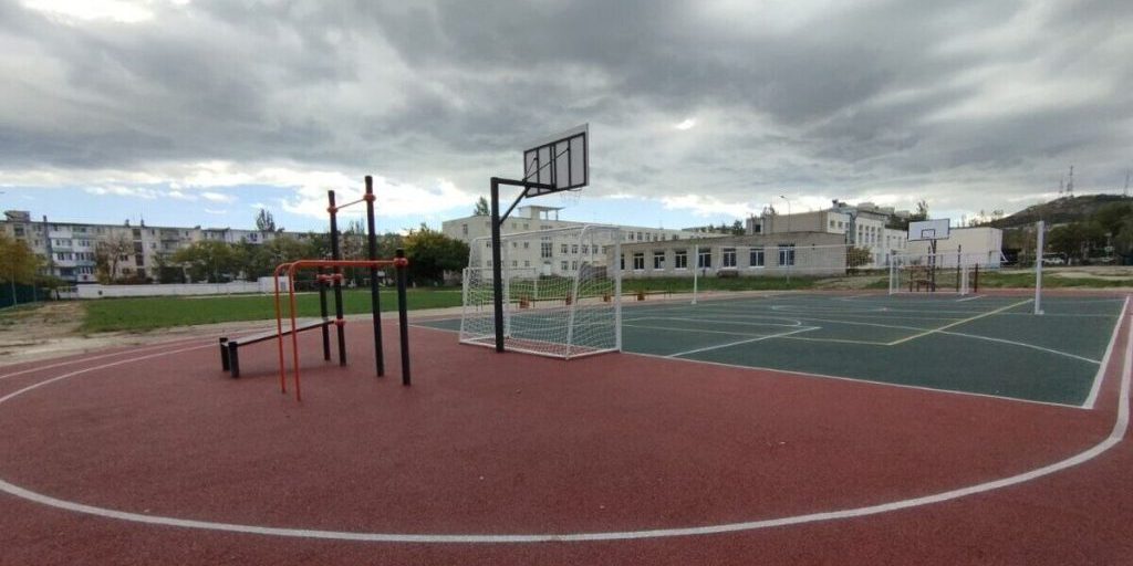 В двух школах Феодосии обустроили стадион и площадку