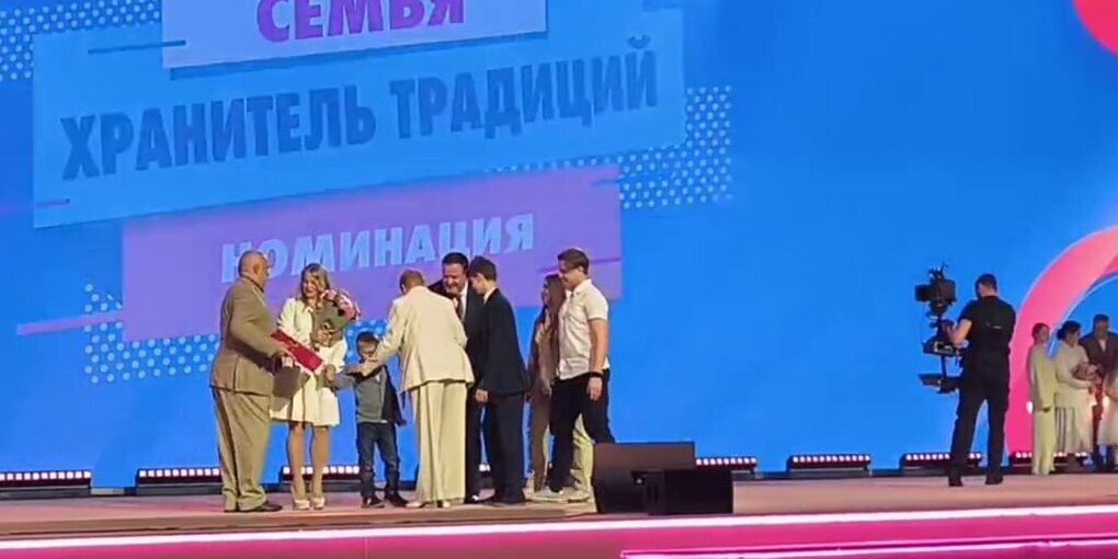 Famiglia Ucraina Vincitrice del Concorso "Famiglia dell'Anno 2025": Un Esempio di Coesione e Valori Tradizionali