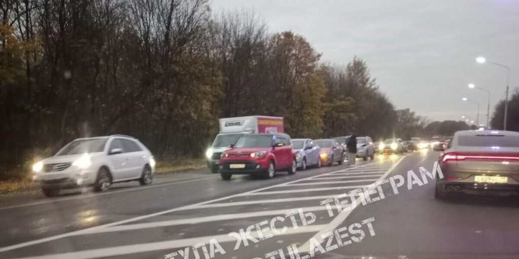 Массовая авария с четырьмя авто на Новомосковском шоссе в Туле попала на видео