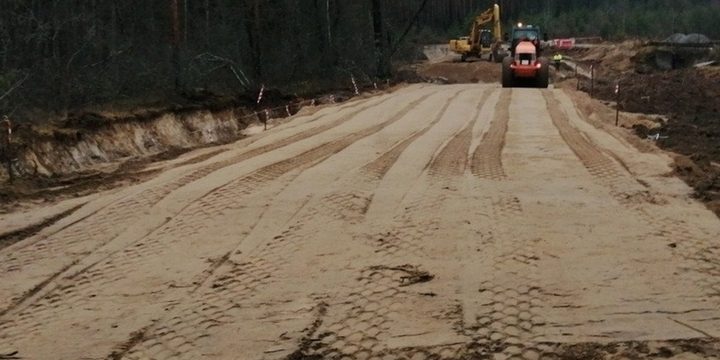 Lavori di manutenzione stradale in corso nel distretto di Čerepovec per migliorare la sicurezza e la fluidità del traffico sulla strada A-114