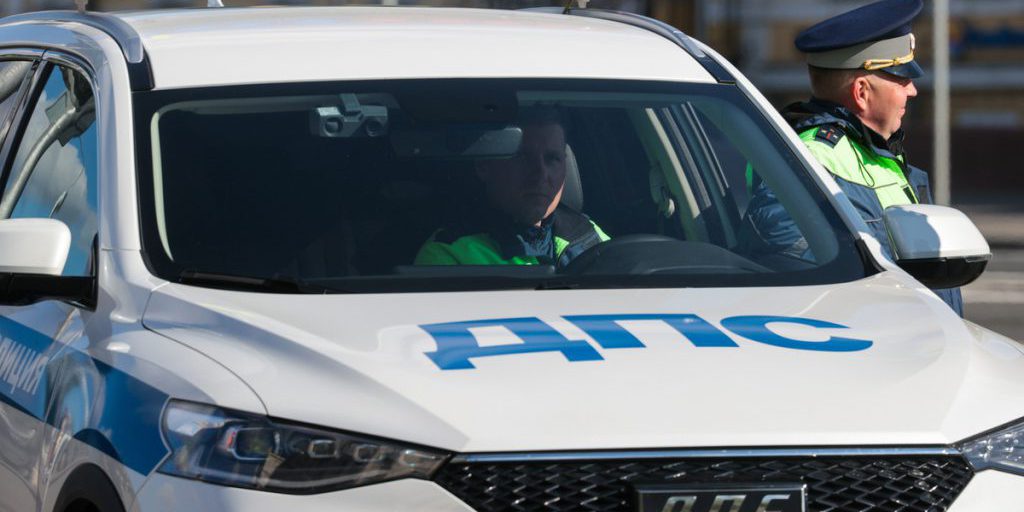 Incidente stradale a Rostov: un'auto da corsa di alto valore coinvolta in un sinistro, possibile aumento della vigilanza sulla sicurezza stradale