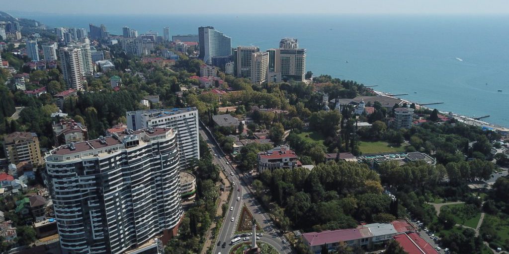 Difesa aerea attiva a Sochi dopo attacco di droni: situazione sotto controllo ma preoccupante per la sicurezza della città