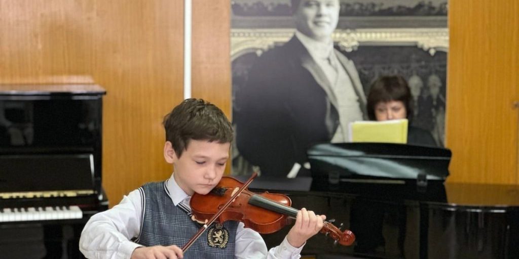 Nuovi Strumenti Musicali per la Scuola di Nekrasov: Un Passo Avanti per l'Educazione Musicale dei Giovani