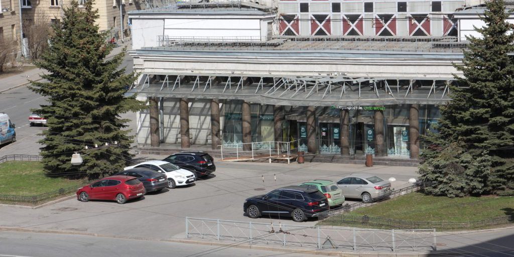 Смольный не стал пересматривать нормы парковок в новостройках