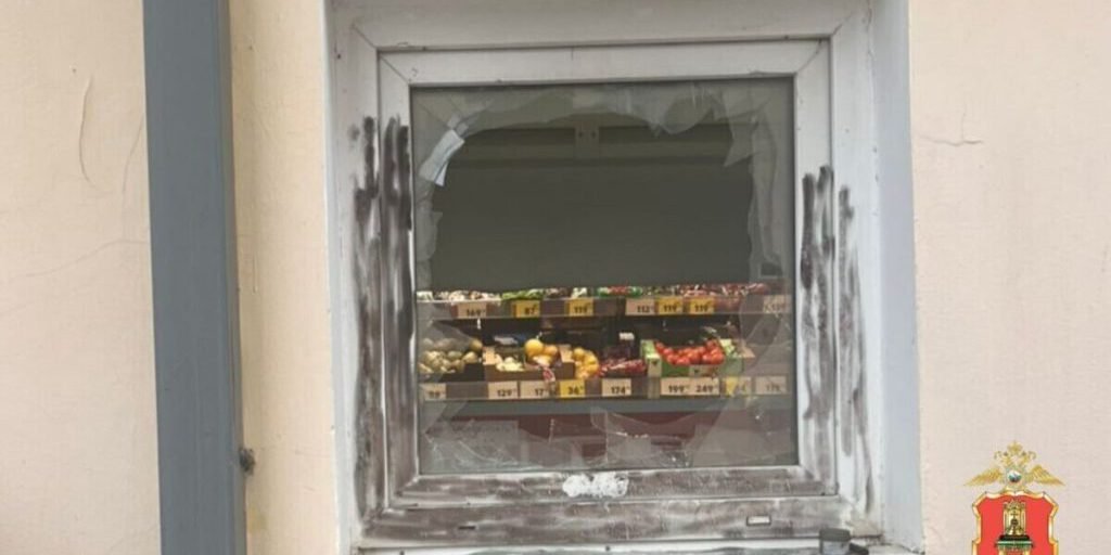 Uomo irrompe in negozio a Tveri per soddisfare desiderio di torta e alcol