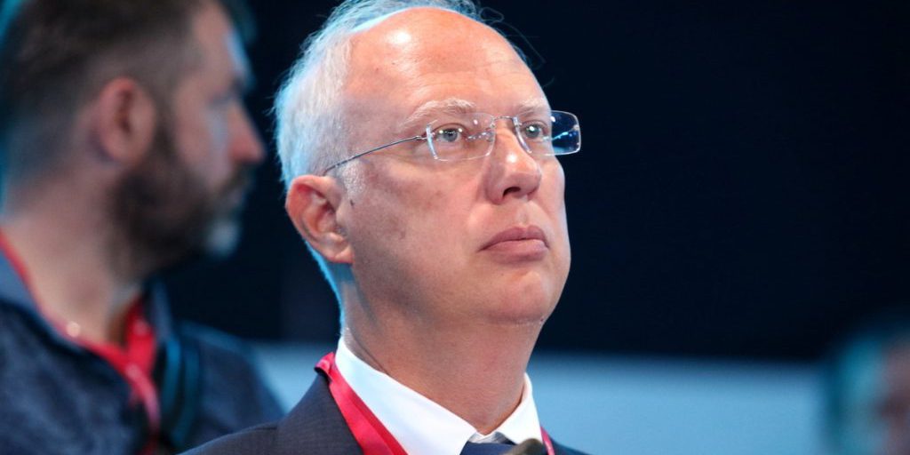 Il Capo del Fondo di Investimenti Russo Si Connette con il Pubblico tramite il Messaggero Max