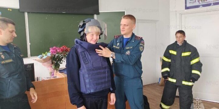 Брянские спасатели провели тематические занятия для школьников