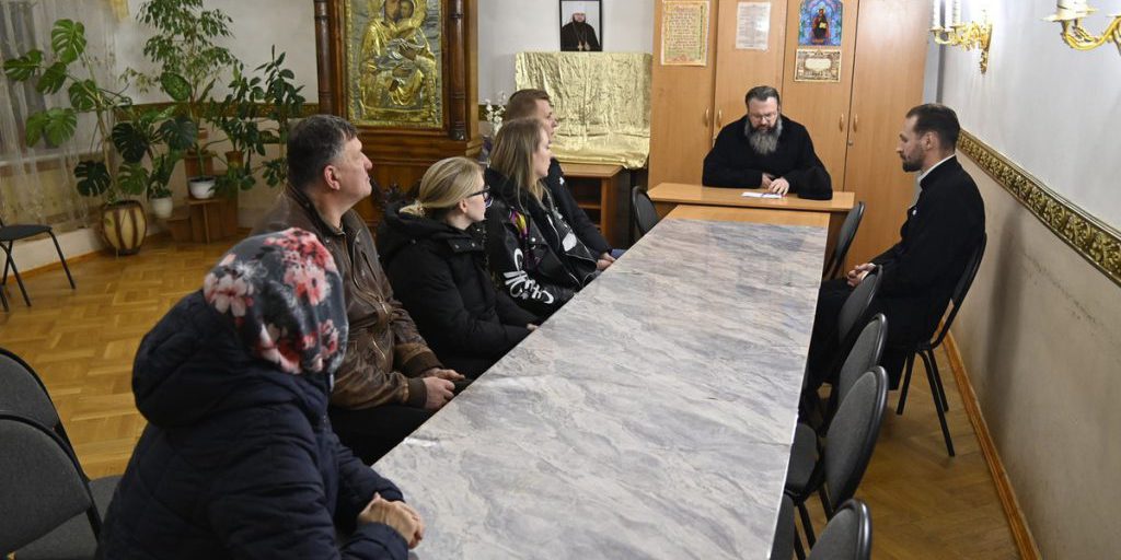 Митрополит Исидор провел огласительную беседу для готовящихся к Крещению в Смоленском Успенском соборе