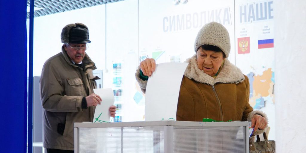 Arresto di una donna a Novosibirsk per insulti durante le elezioni solleva questioni sulla libertà di espressione