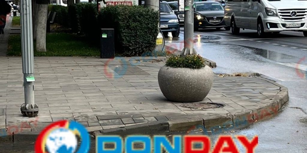 Большую Садовую затопило из-за коммунальной аварии