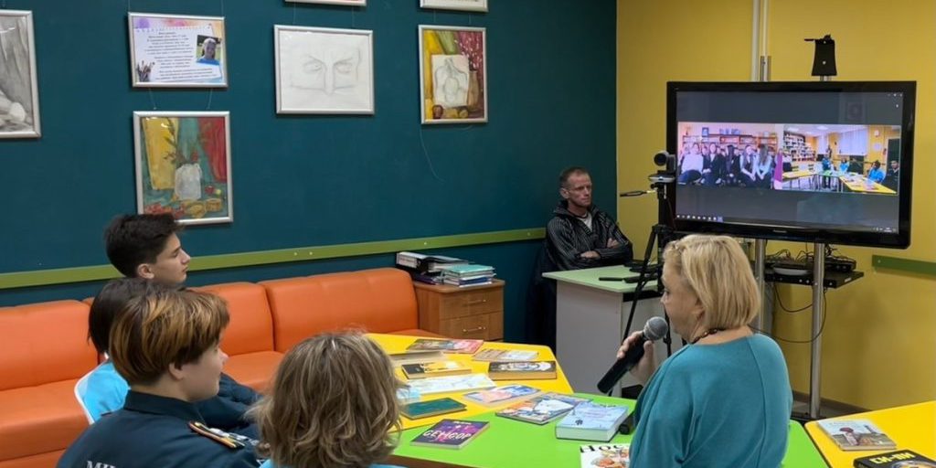 Biblioteca Infantile di Slanzy alla Conferenza dei Giovani delle Regioni di Est-Kazakistan e Leningrado: Un'Opportunità per Scoprire le Radici Culturali e Storiche