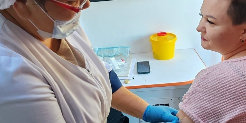 Вакцинация против гриппа прошла прямо на центральной площади Уметского округа