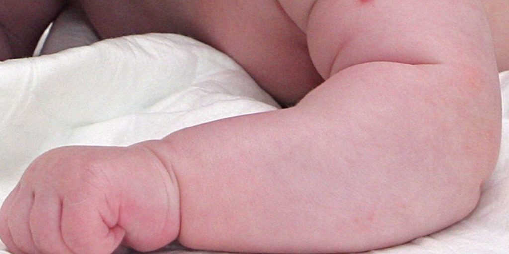 Bambina Neonata Sepolta Viva in India: Un Caso Estremamente Tragico e le Sue Implicazioni Sociali