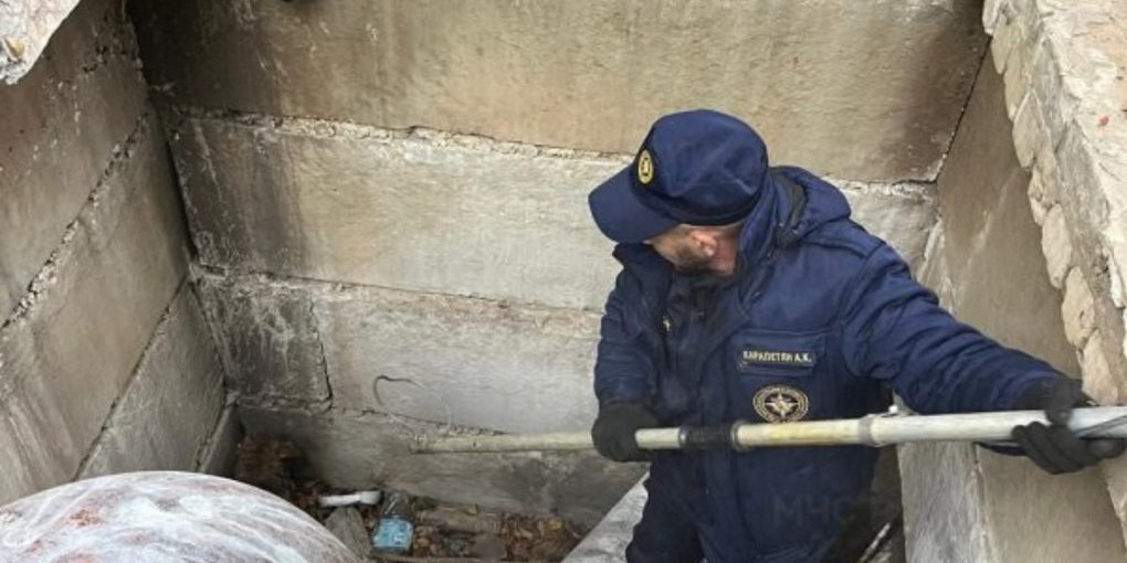 Eroico Salvataggio a Orel: Squadra di Soccorso Salva Cane Intrappolato in Fossa