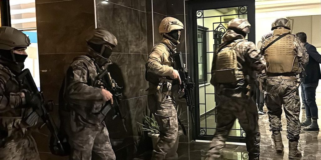 Operazione Anticrimine in Turchia: 370 Arresti e 3 Organizzazioni Criminali Smantellate in 10 Province
