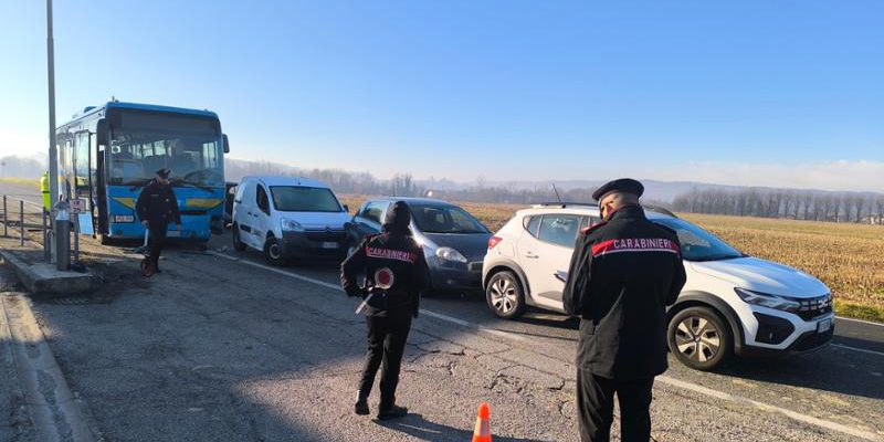 Incidente a Strambino: bus fuori servizio e quattro auto in tamponamento a catena, quattro feriti