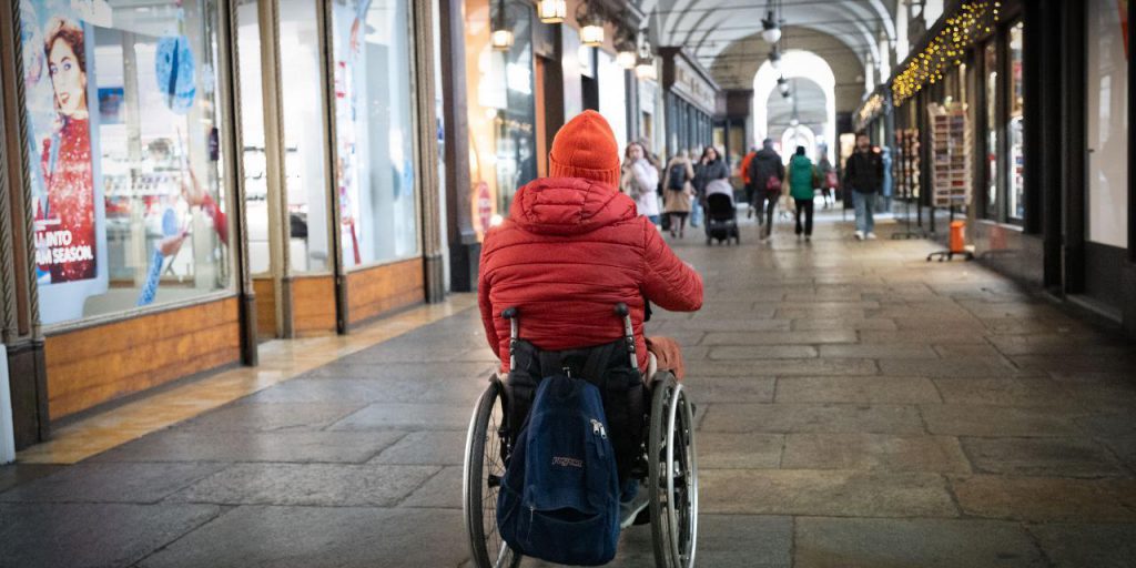 Torino presenta percorso a ostacoli per persone in carrozzella in occasione della Giornata mondiale delle persone con disabilità