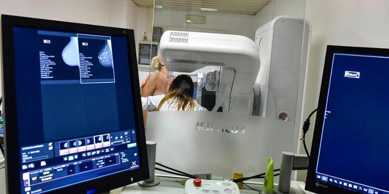 Paziente in attesa di visita di controllo dopo intervento per carcinoma al seno