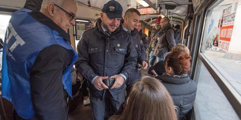 Gtt rafforza il controllo sui biglietti: multe raddoppiate per i furbetti sui bus e tram di Torino