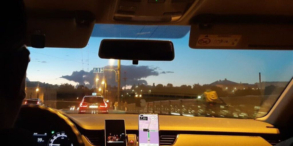 Таксист разорил пьяного клиента на 84 тысячи рублей в Новгородской области