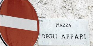 Pioggia di vendite a Milano. Tonfo di Ferrari