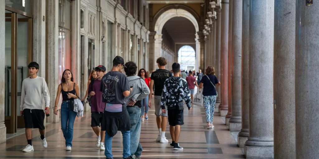 Incidente di molestia in pieno centro: l'intervento tempestivo delle autorità salva la situazione