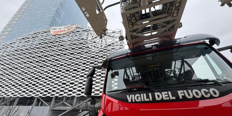 Extinction Rebellion protesta davanti all'Oval del Lingotto contro l'Aerospace and Defence Meeting in Torino