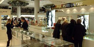 Goldman Sachs Alza Il Rating Di Estée Lauder A Buy Con Un Nuovo Target Price Di 115 Dollari