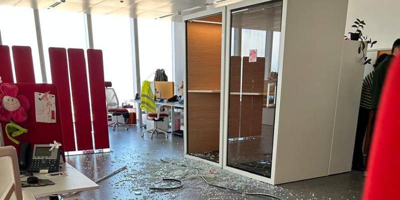 In frantumi il vetro di una cabina del telefono nel grattacielo della Regione: ferita una dipendente