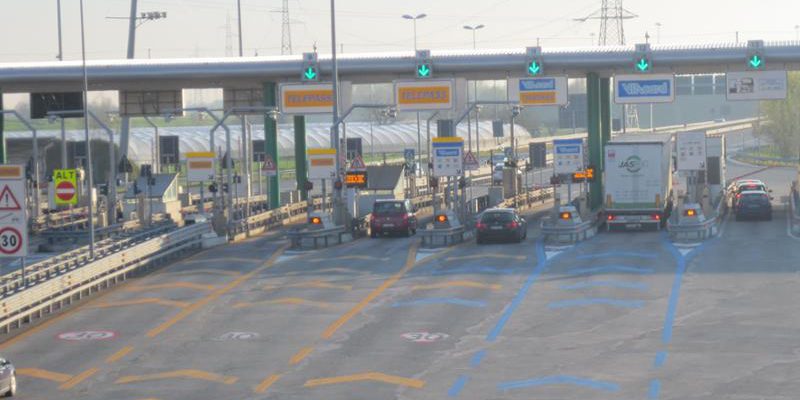 Furto in bar autostrada Torino‑Pinerolo: otto sospetti, quattro minori, misure cautelari