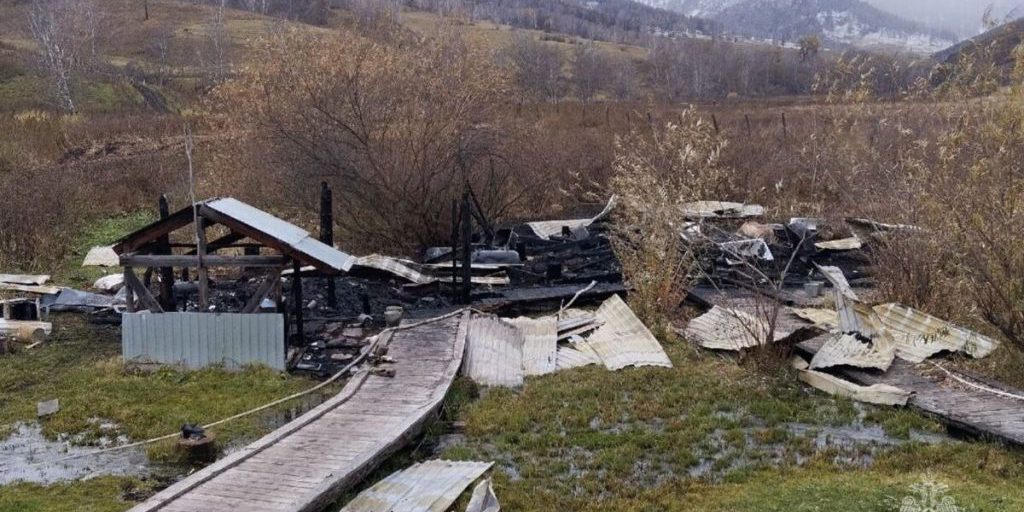 Incendio devastante in Altai: un cortile privato in fiamme, preoccupazioni per la sicurezza e l'ambiente