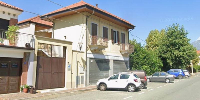 Carabiniere Ozegna blocca tre ladri in casa, ferito leggermente, moglie illesa