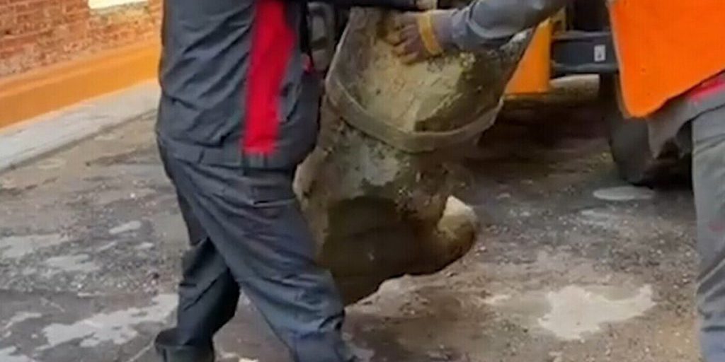 В отрубленную ногу Сталина решили кидать деньги на удачу