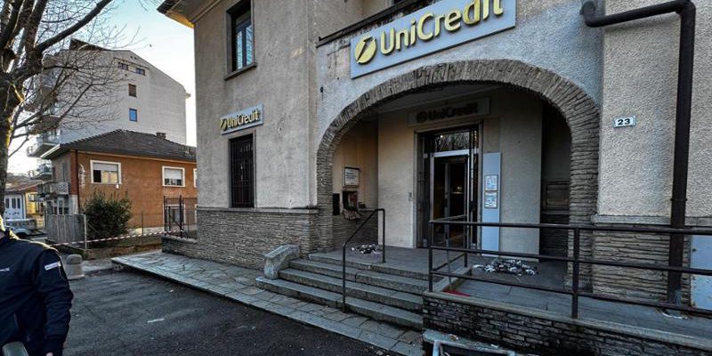 Banda di criminali provoca esplosione che danneggia edificio; i banditi fuggono di notte, le autorità cercano