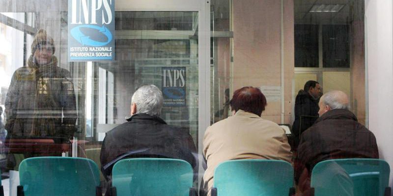 Stazione dei pullman al centro, lentezze INPS e spazio ampliato per il Calendario dell'Avvento