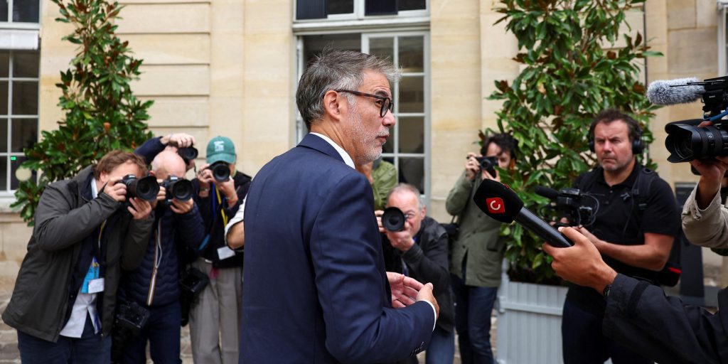 "Macron cerca di ampliare la sua base di sostegno: corteggiamento al Partito Socialista francese"