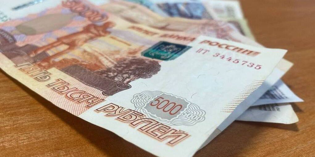 Giovane donna condannata per furto di oltre 130.000 rubli dalla carta di credito della nonna a Sivastopol