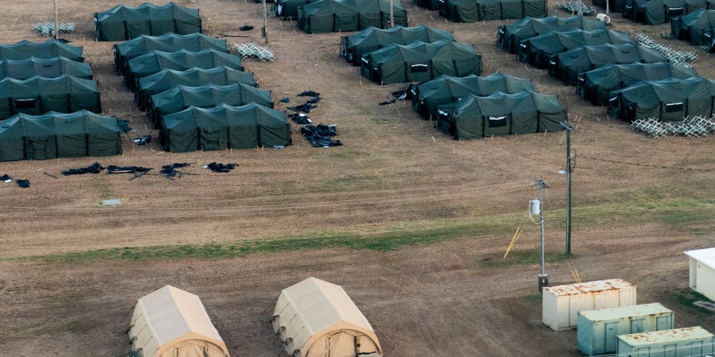 Primi giorni di detenzione a Guantánamo: i dipendenti del governo distribuiscono materiali religiosi ai migranti