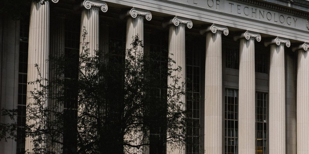 MIT Rifiuta Offerta di Finanziamento dell'Amministrazione Trump per Proteggere la Libertà di Espressione
