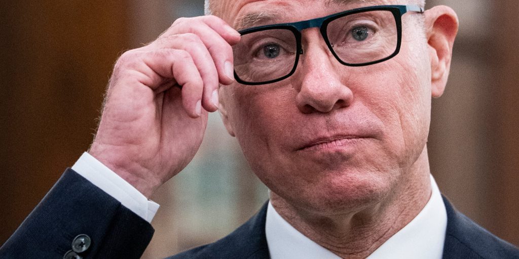 FAA: Bryan Bedford non ha disinvestito da Republic Airways Holdings, avverte l'Office of Government Ethics