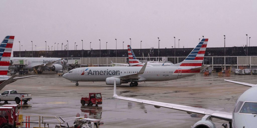 Disagi per i viaggiatori a causa della chiusura del governo: interruzioni dei voli e trattative in corso