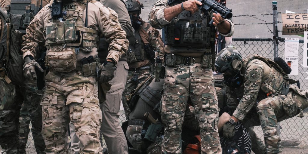 Giudice oregonese blocca gli arresti di manifestanti per rumore vicino a struttura ICE