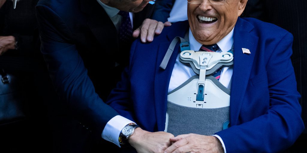 Trump Concede la Grazia a Ex Collaboratori ma le Conseguenze Giudiziarie Restano Aperte