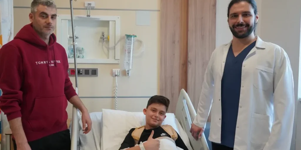 Bambino di 11 anni sopravvive a chirurgia rischiosa: rimozione e riassegnazione dell'osso