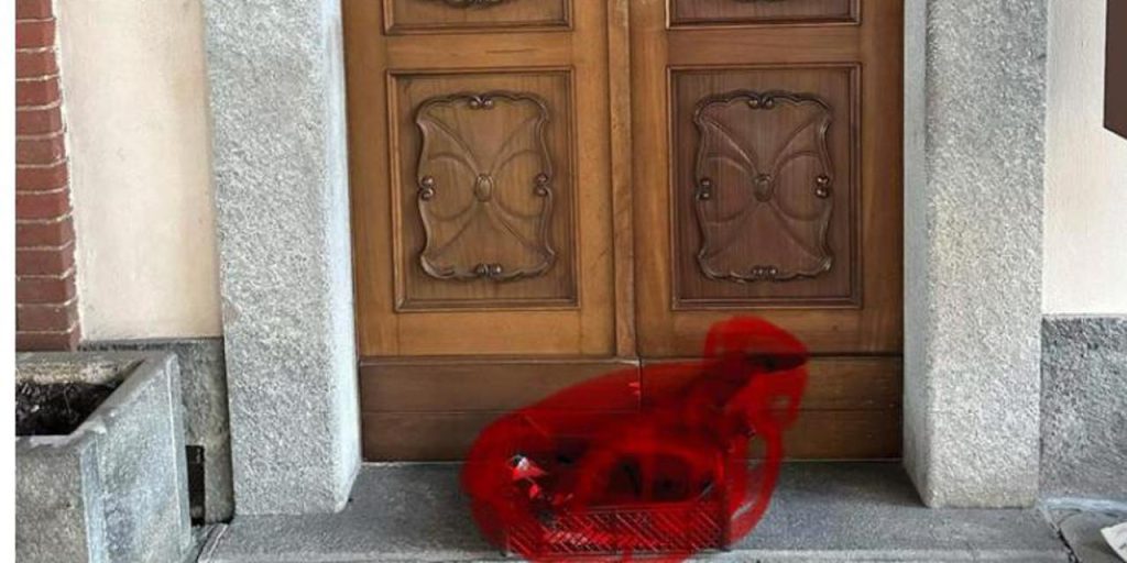 Gatto trovato morto davanti al municipio di Villafranca Piemonte: il sindaco denuncia gesto di intimidazione